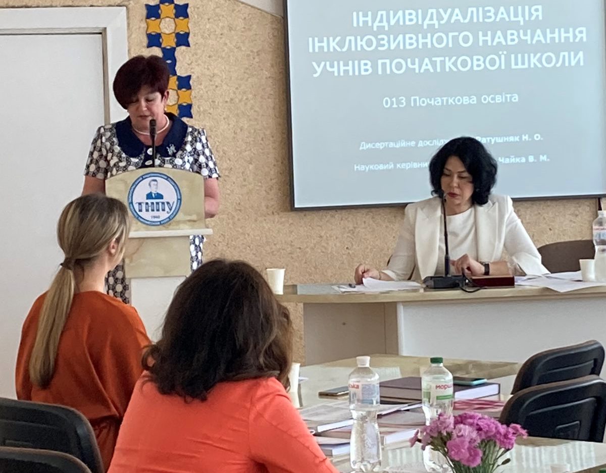 Зачитує відгук опонента к.пед.н., доц. Шишенко В. О.j